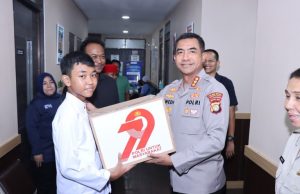 Kapolres Metro Jakarta Barat Kombes Pol Twedi Aditya Bennyahdi, S.Sos, S.I.K., M.H., Turut Hadir Langsung dan Menyerahkan Paket Sembako Kepada Para Peserta Khitanan
