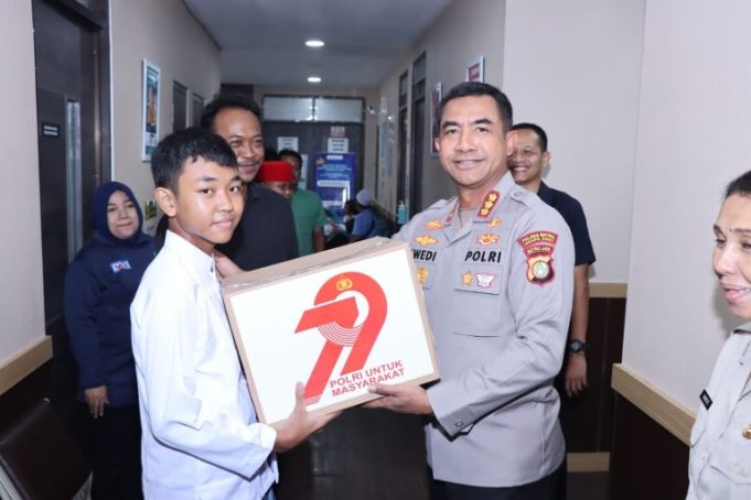 Kapolres Metro Jakarta Barat Kombes Pol Twedi Aditya Bennyahdi, S.Sos, S.I.K., M.H., Turut Hadir Langsung dan Menyerahkan Paket Sembako Kepada Para Peserta Khitanan