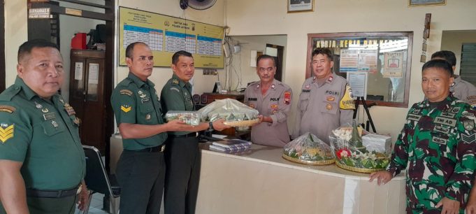 Forkopimcam Jatinom Tingkatkan Sinergi Melalui Kejutan Hut Bhayangkara Ke-79 Untuk Polsek Jatinom