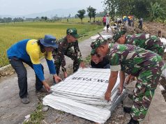 Anggota Koramil 20/Cawas Laksanakan Karya Bakti Perbaikan Jalan Longsor Di Desa Balak Kecamatan Cawas Klaten