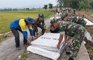 Anggota Koramil 20/Cawas Laksanakan Karya Bakti Perbaikan Jalan Longsor Di Desa Balak Kecamatan Cawas Klaten
