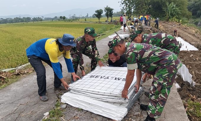 Anggota Koramil 20/Cawas Laksanakan Karya Bakti Perbaikan Jalan Longsor Di Desa Balak Kecamatan Cawas Klaten