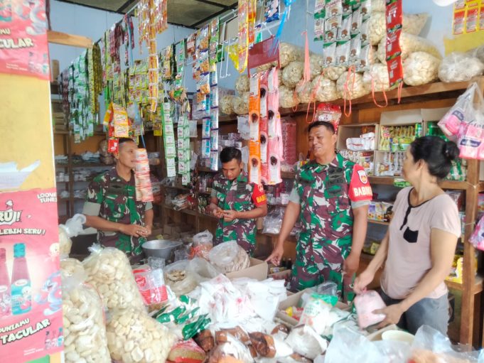 Babinsa Koramil 07/Wedi Cek Harga Sembako Di Pasar Wedi Klaten, Ini Kata Pedagang