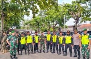 Danramil 24/Klaten Utara Bersama Anggota Amankan Pemulangan Jamaah Haji Kloter 74 Asal Klaten