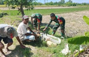 Dampingi Petani Binaan, Babinsa Koramil 24 Klaten Utara Bersihkan Gulma Dan Tinjau Pompanisasi Di Barenglor