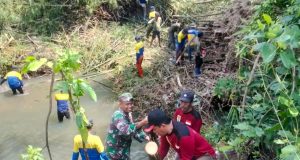 Babinsa Desa Bulurejo Klaten Bersama Relawan Laksanakan Karya Bakti Bersihkan Rumpun Bambu Di Anak Sungai Pusur