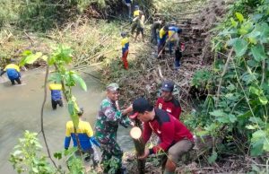 Babinsa Desa Bulurejo Klaten Bersama Relawan Laksanakan Karya Bakti Bersihkan Rumpun Bambu Di Anak Sungai Pusur