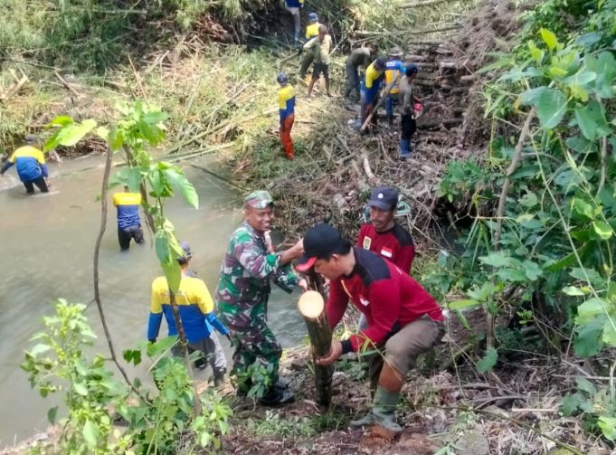 Babinsa Desa Bulurejo Klaten Bersama Relawan Laksanakan Karya Bakti Bersihkan Rumpun Bambu Di Anak Sungai Pusur
