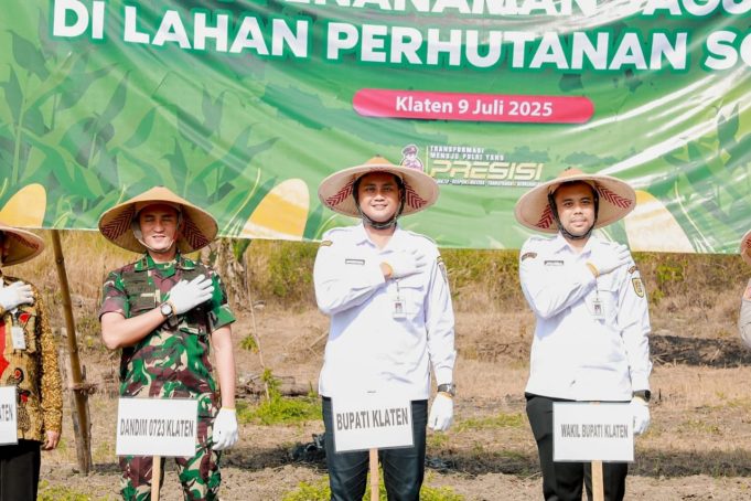 Dandim 0723/Klaten Hadiri Penanaman Jagung Serentak Kuartal III Di Lahan Perhutanan Sosial Desa Krakitan