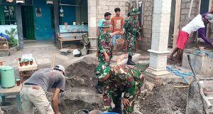 Babinsa Koramil 24/Klaten Utara Turun Bantu Pembangunan Rumah Warga Di Desa Jonggrangan