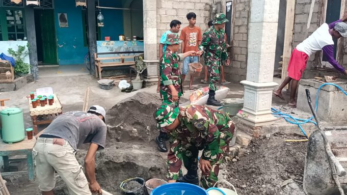 Babinsa Koramil 24/Klaten Utara Turun Bantu Pembangunan Rumah Warga Di Desa Jonggrangan