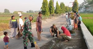 Bersama Warga Babinsa Koramil 22/Wonosari Karya Bakti Pembersihan Jalan Di Desa Bentangan Klaten