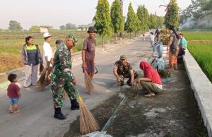 Bersama Warga Babinsa Koramil 22/Wonosari Karya Bakti Pembersihan Jalan Di Desa Bentangan Klaten