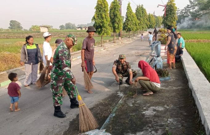 Bersama Warga Babinsa Koramil 22/Wonosari Karya Bakti Pembersihan Jalan Di Desa Bentangan Klaten