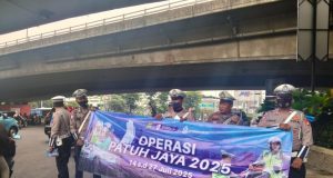 Operasi Patuh Jaya 2025 Dimulai, Satlantas Jakbar Bagikan Brosur Dan Edukasi Pengguna Jalan