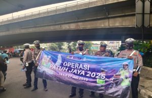 Operasi Patuh Jaya 2025 Dimulai, Satlantas Jakbar Bagikan Brosur Dan Edukasi Pengguna Jalan