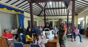 Babinsa Koramil 24/Klaten Utara Monitoring Distribusi Bantuan Beras di Tiga Wilayah Binaan