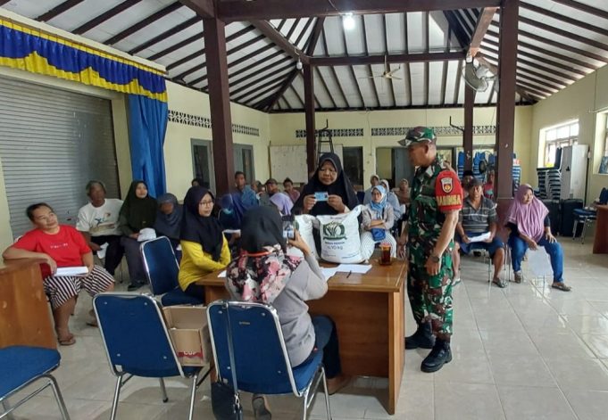 Babinsa Koramil 24/Klaten Utara Monitoring Distribusi Bantuan Beras di Tiga Wilayah Binaan