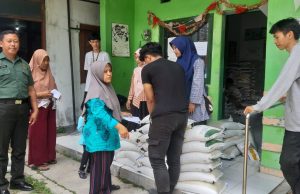 512 Keluarga Penerima Manfaat Warga Desa Jarum Terima Bantuan Pangan