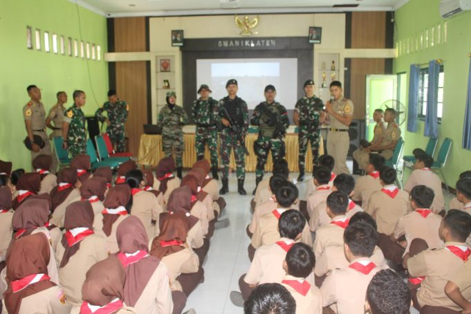 Kodim 0723/Klaten Bersama Akmil Berikan Wawasan Kebangsaan Serta Sosialisasi Profesi TNI Kepada Siswa SMA Di Klaten
