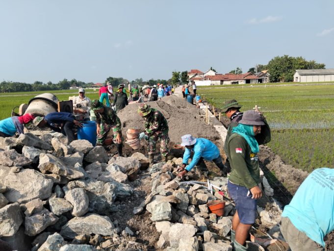 Gotong Royong TNI Dan Warga Warnai Pembangunan Talud Di TMMD Sengkuyung Desa Karangwungu Klaten