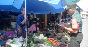 Jaga Stabilitas Harga, Babinsa Koramil 05/Jatinom Cek Harga Sembako Di Pasar Gabus Klaten