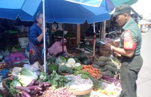 Jaga Stabilitas Harga, Babinsa Koramil 05/Jatinom Cek Harga Sembako Di Pasar Gabus Klaten