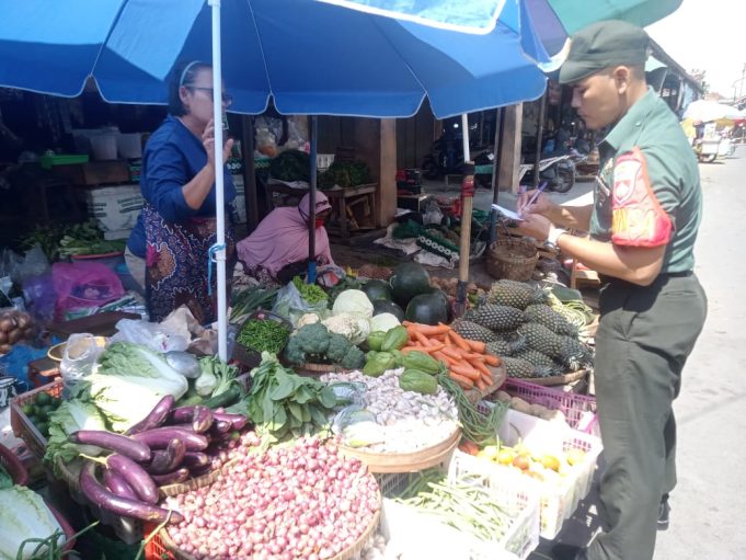 Jaga Stabilitas Harga, Babinsa Koramil 05/Jatinom Cek Harga Sembako Di Pasar Gabus Klaten