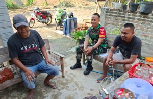 Babinsa Koramil Klaten Utara Jalin Komunikasi Sosial Ajak Warga Jaga Kerukunan Dan Waspadai Judi Online