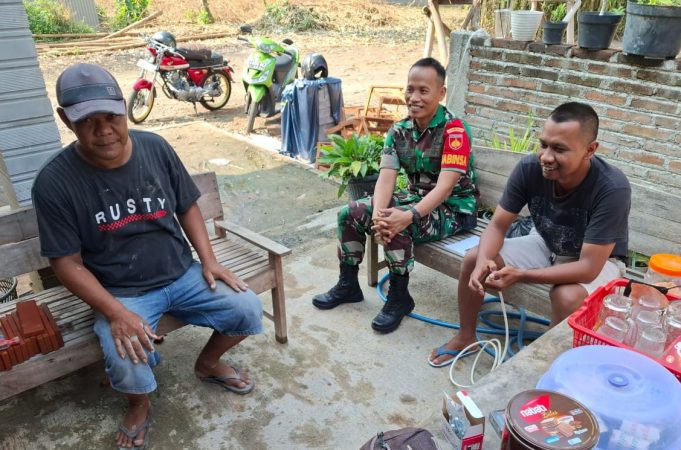 Babinsa Koramil Klaten Utara Jalin Komunikasi Sosial Ajak Warga Jaga Kerukunan Dan Waspadai Judi Online