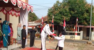 PENGIBARAN BENDERA DALAM PERINGATI DETIK-DETIK KEMERDEKAAN REPUBLIK INDONESIA