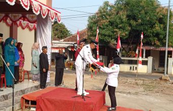 PENGIBARAN BENDERA DALAM PERINGATI DETIK-DETIK KEMERDEKAAN REPUBLIK INDONESIA