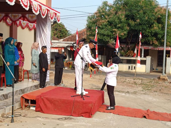 PENGIBARAN BENDERA DALAM PERINGATI DETIK-DETIK KEMERDEKAAN REPUBLIK INDONESIA