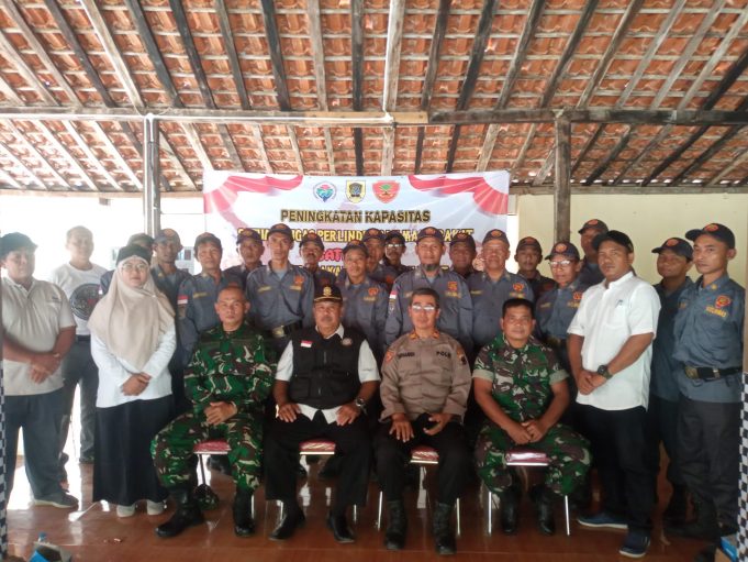 Babinsa Koramil 18/Bayat Berikan Pelatihan Satlinmas Jambakaan: Wujud Komitmen Bersama Ciptakan Desa Aman Dan Tertib