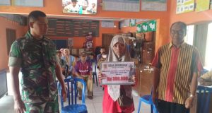 Babinsa Koramil 23/Ceper Kawal Penyaluran BLT Dana Desa Di Srebegan Ceper Klaten