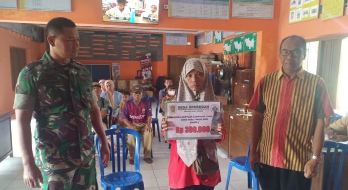 Babinsa Koramil 23/Ceper Kawal Penyaluran BLT Dana Desa Di Srebegan Ceper Klaten