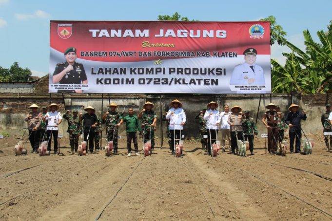 Kodim 0723/Klaten Tanam Jagung Bersama: Kolaborasi Strategis Wujudkan Ketahanan Pangan Nasional Di Klaten