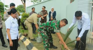 Kasdim 0723/Klaten Hadiri Peresmian Ketahanan Pangan Nusakambangan Secara Virtual Dan Penanaman Pohon Kelapa Serentak Seluruh Indonesia