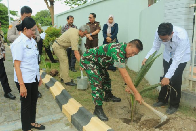 Kasdim 0723/Klaten Hadiri Peresmian Ketahanan Pangan Nusakambangan Secara Virtual Dan Penanaman Pohon Kelapa Serentak Seluruh Indonesia
