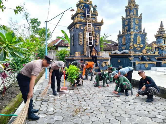 Karya Bakti Teritorial Kodim 0723/Klaten Di Pura Amerta Loka, Perkuat Kebersamaan Sambut HUT TNI
