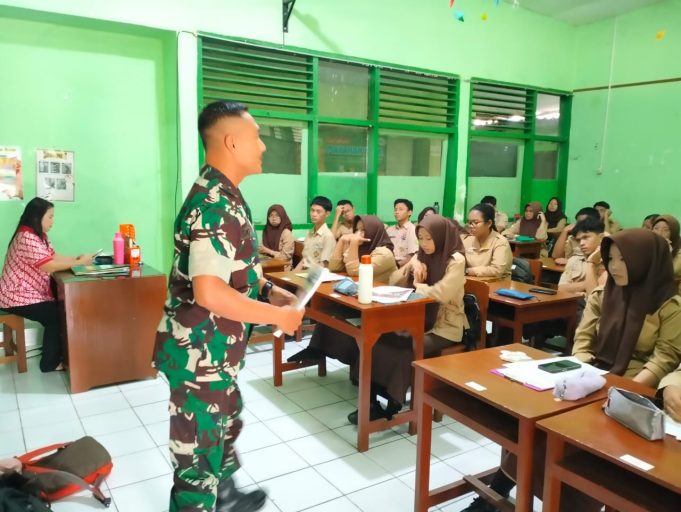 Rekrutmen TNI AD 2025 Dibuka, Babinsa Koramil Kebonarum Sosialisasikan Penerimaan Prajurit TNI AD Tahun 2025 Di SMAN