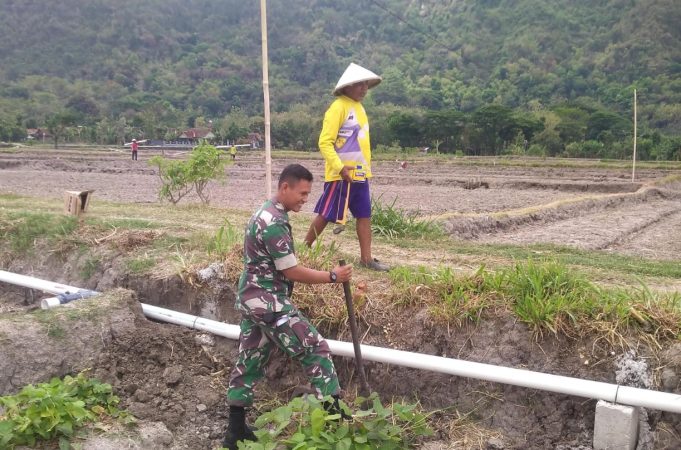Dukung Kemandirian Pangan, Babinsa Cawas Pantau Pembangunan Pipa Irigasi Desa Burikan