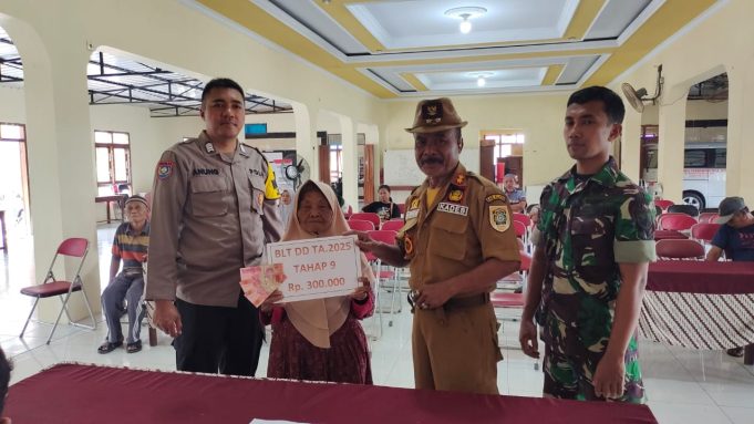 Babinsa Kebonarum Kawal Penyaluran BLT Dana Desa Tahap IX Desa Jetis Klaten Selatan