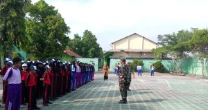 Babinsa Koramil 19/Trucuk Berikan Pelatihan PBB Dan Wawasan Kebangsaan Siswa SMPN 2 Trucuk Klaten