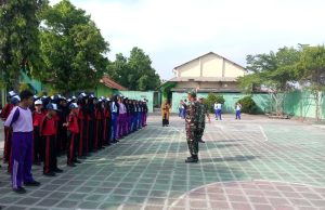 Babinsa Koramil 19/Trucuk Berikan Pelatihan PBB Dan Wawasan Kebangsaan Siswa SMPN 2 Trucuk Klaten