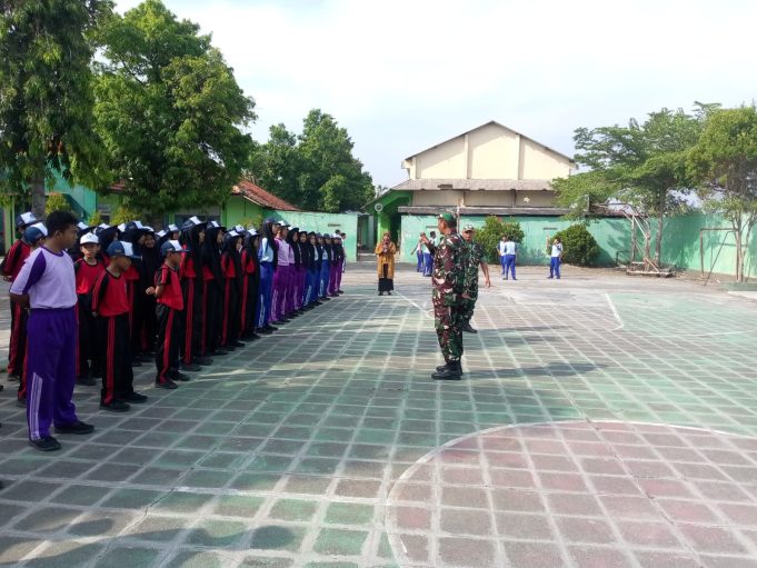 Babinsa Koramil 19/Trucuk Berikan Pelatihan PBB Dan Wawasan Kebangsaan Siswa SMPN 2 Trucuk Klaten