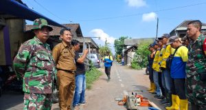 Sinergi TNI Dan Masyarakat, Koramil 23/Ceper Gotong Royong Bersihkan Aliran Sungai Di Desa Ceper Klaten