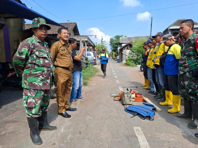 Sinergi TNI Dan Masyarakat, Koramil 23/Ceper Gotong Royong Bersihkan Aliran Sungai Di Desa Ceper Klaten