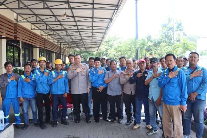 “Bakti Sosial Polres Priok berikan bantuan kepada Buruh Tenaga Kerja Bongkar Muat Pelabuhan”