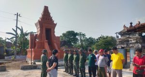 TNI Bersama Warga Karya Bakti Di Pura Satya Dharma Mrisen Juwiring